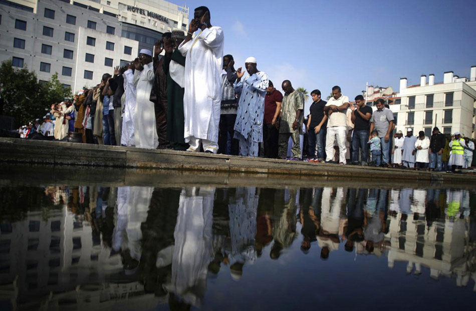 震撼!世界各地穆斯林做开斋节礼拜