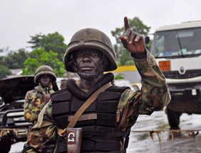利比里亚士兵在控制人员流动
