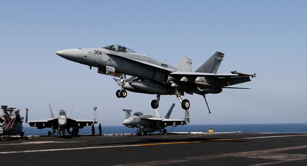 美军航母两f18舰载机西太淩空惨撞1人死(图)