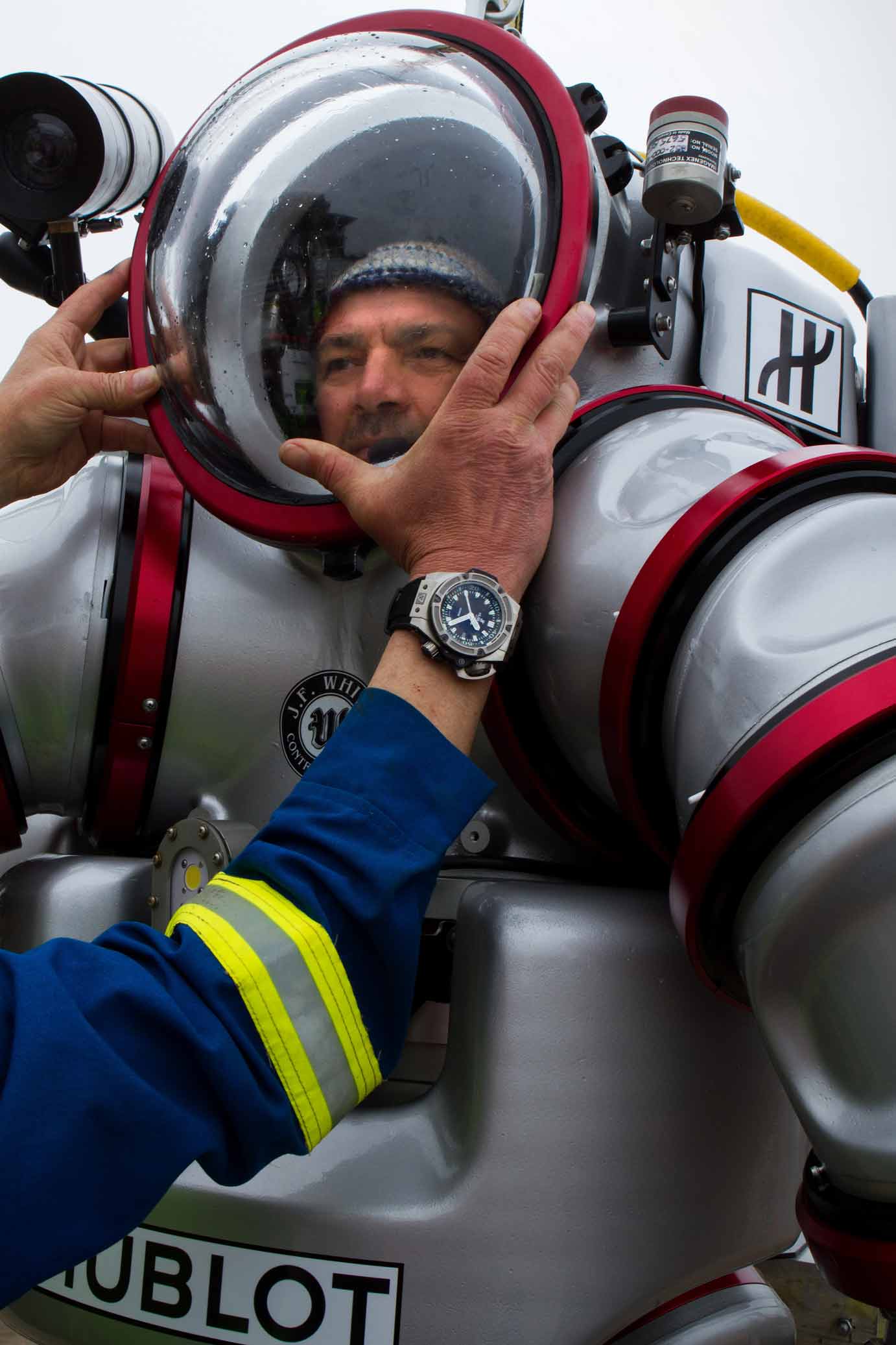 希腊考古学家身着最贵高科技潜水服探宝