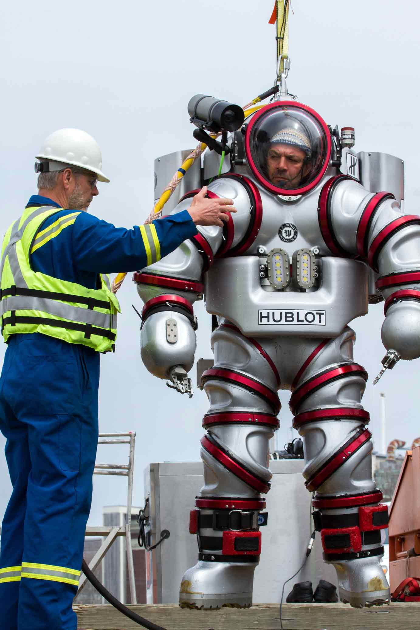 希腊考古学家身着最贵高科技潜水服探宝