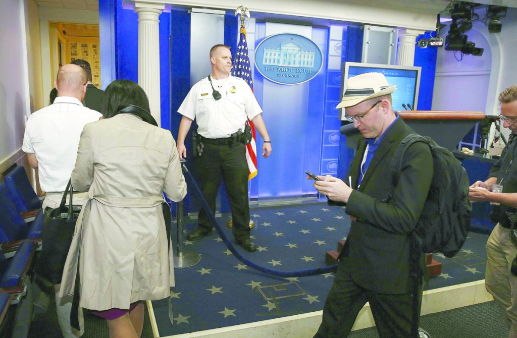 19日晚,记者在安保人员要求下撤离白宫.