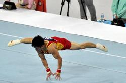 仁川亚运会：体操男团中国队杨胜超上演“十指禅”