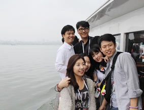 韩代表团成员抵达杭州 游览西湖美景 