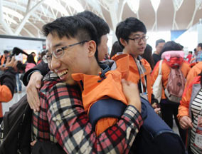临别前中韩两国青年依依不舍 泪洒机场 