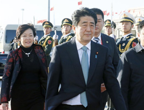 日本首相安倍离京赴东盟峰会