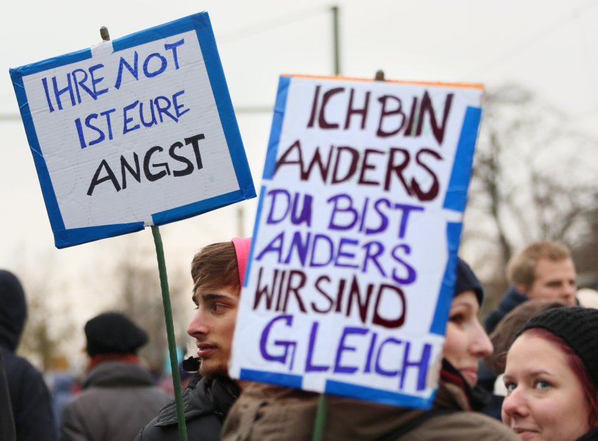 德国新纳粹分子游行遭民众阻拦爆发冲突