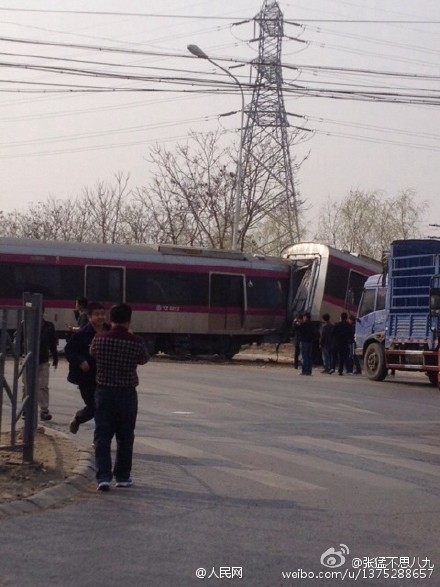 突发:北京地铁亦庄线一列车调试过程中冲上公路