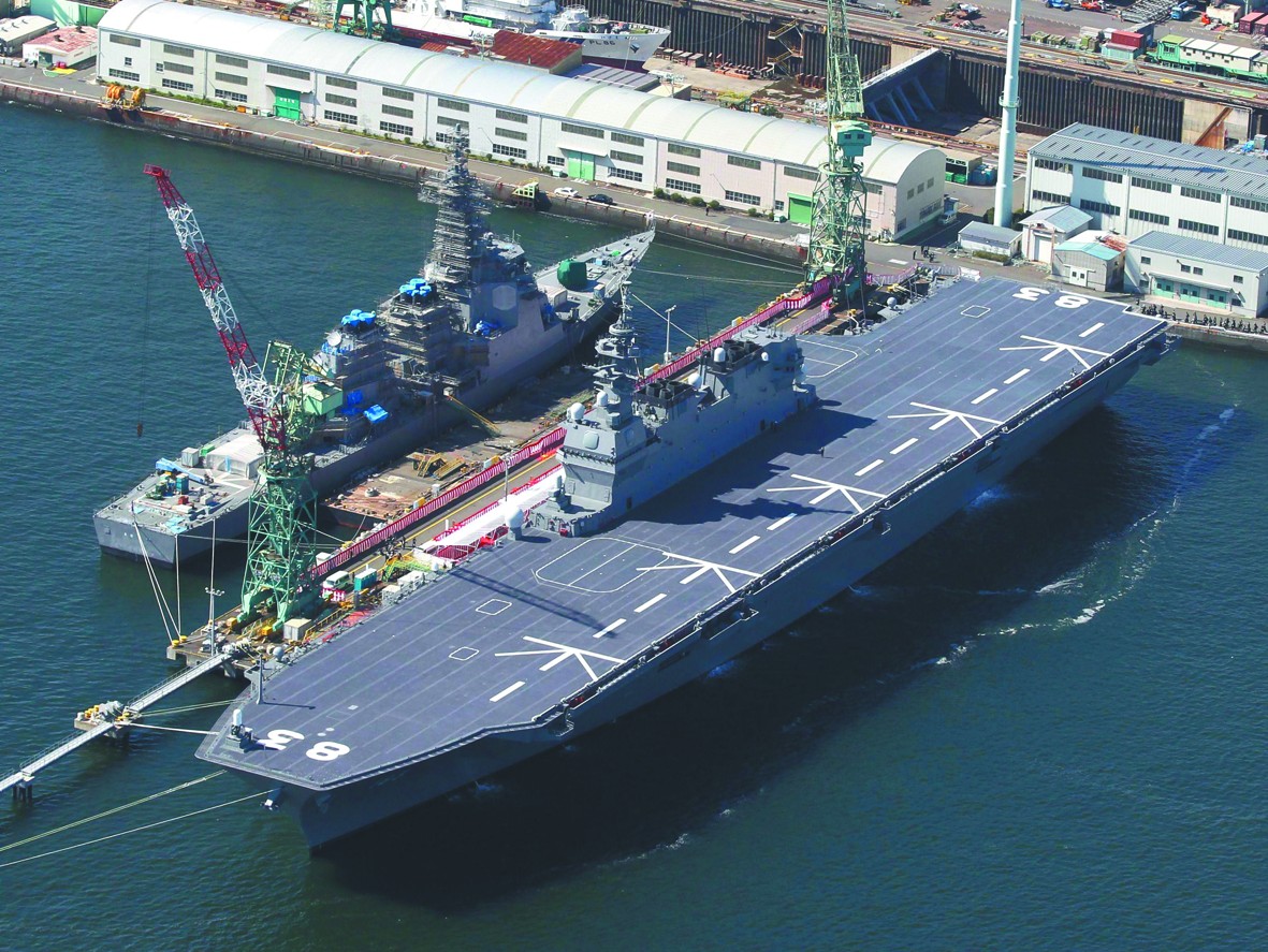 25日,日本海上自卫队队员参加"出云"号直升机驱逐舰交付仪式.