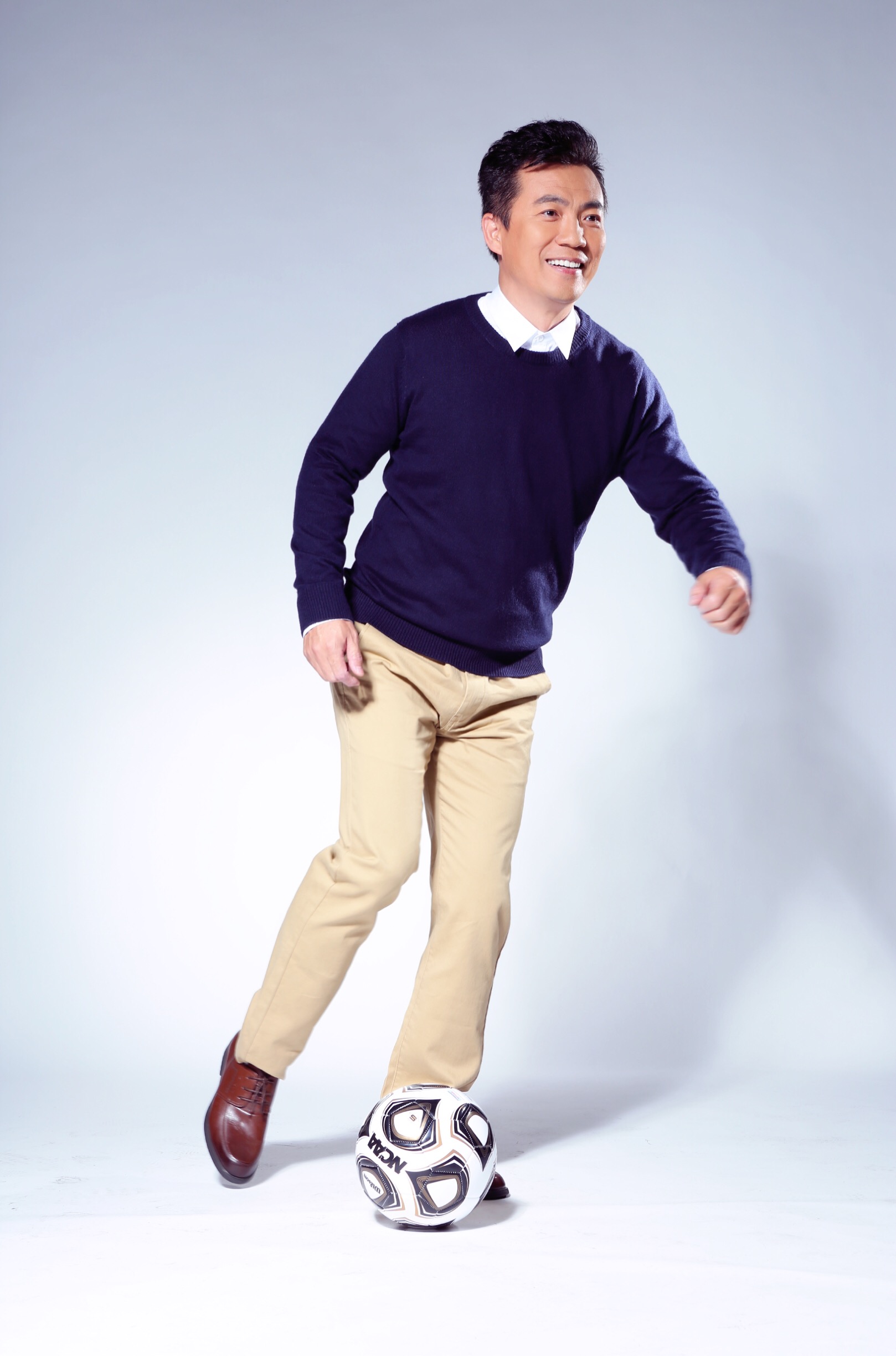 黄健翔男左女右百变造型 机长法官赛车手应有尽有