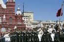5月7日，在俄罗斯首都莫斯科，中国人民解放军三军仪仗队在彩排中列队行进。当日，俄罗斯在首都莫斯科的红场举行纪念卫国战争胜利70周年红场阅兵式总彩排。 