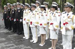 中俄海军士兵向新罗西斯克英雄纪念碑敬献鲜花