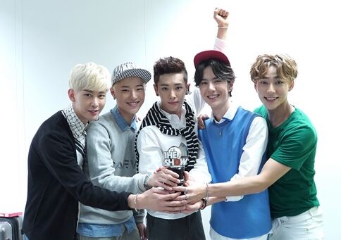 日前,uniq携首张迷你一辑《eoeo优 》的第二波主打歌《luv again》