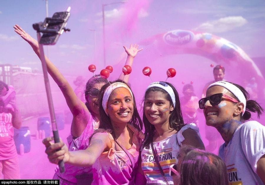 伦敦温布利彩色开跑 粉末大战嗨翻全场