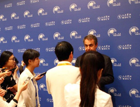 环球网记者采访西班牙前首相萨帕特罗