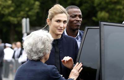 法国纪念戴高乐 奥朗德新女友首次亮相 