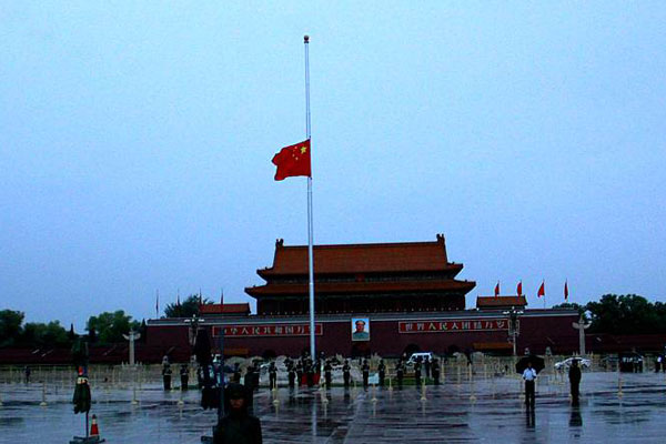 乔石同志遗体今日火化 天安门等地降半旗志哀