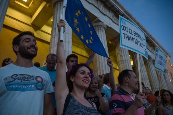 雅典市民议会大楼前集会 要求希腊继续留在欧元区