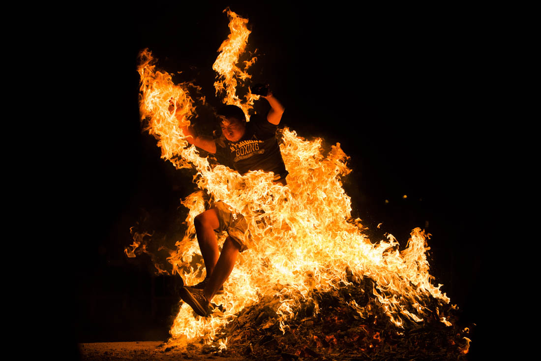 西班牙民众庆祝圣胡安仲夏节 尽享篝火狂欢