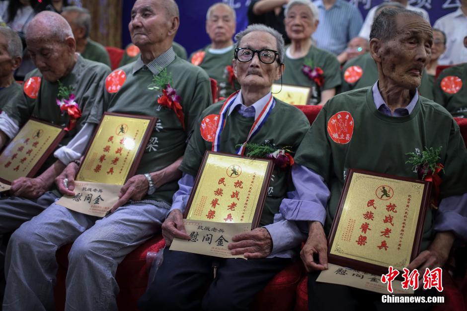 7月5日，三十三位来自全国各地的抗战老兵齐聚南京，参加南京1213志愿者同盟举办的2015纪念77抗战78周年老兵重聚活动。