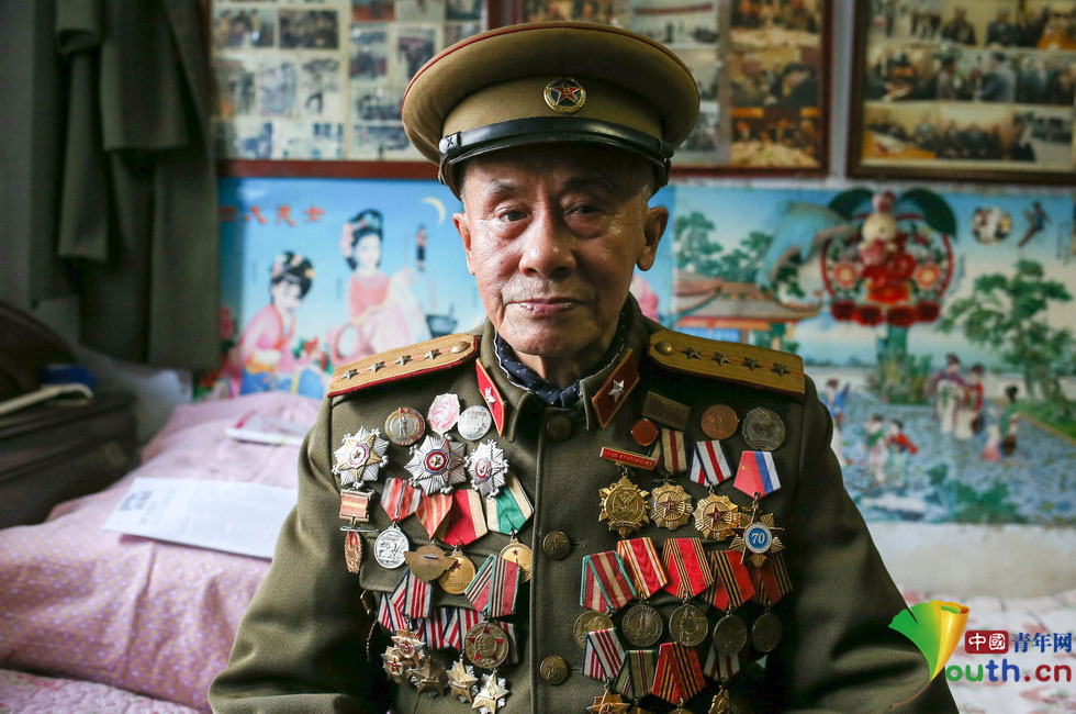 2015年4月19日，辽宁鞍山市的一个普通老旧小区，寻找鞍山最后一位苏联红军张正恩。在一次任务中，他为炸毁日军飞机场化装侦察，提供情报，立下一等功。