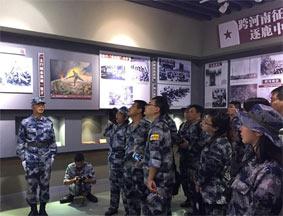 网络名人观摩空降兵连战术演练