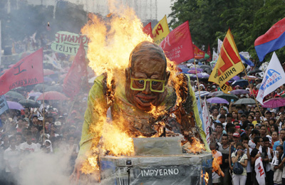 菲律宾民众街头“火烧”阿基诺三世