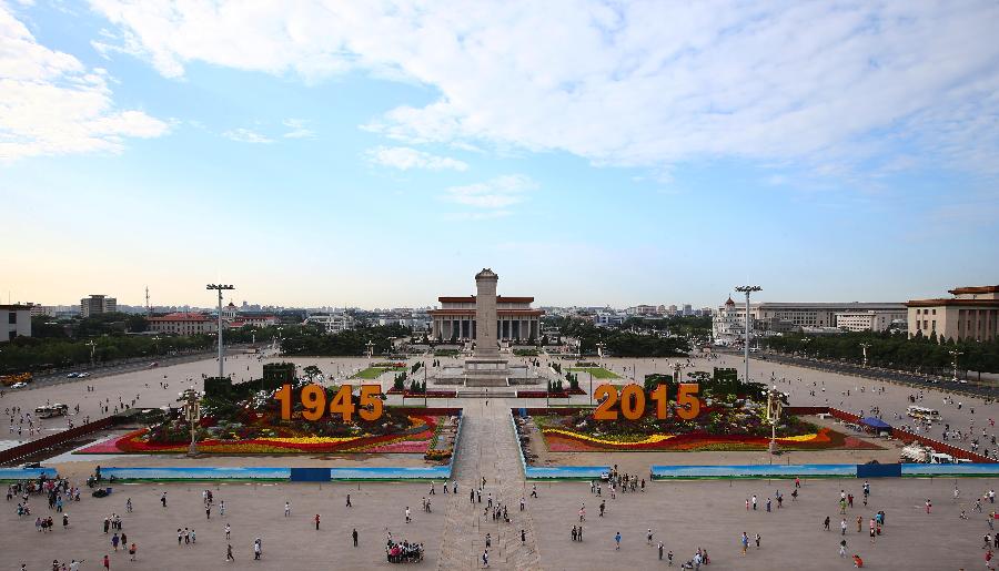 8月26日拍摄的天安门广场长城主题花坛。 8月26日零时，天安门广场纪念抗战胜利70周年花卉全部布置完毕。