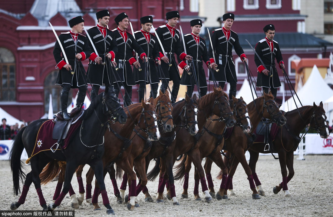 俄总统骑兵护卫营举行表演秀高超技能