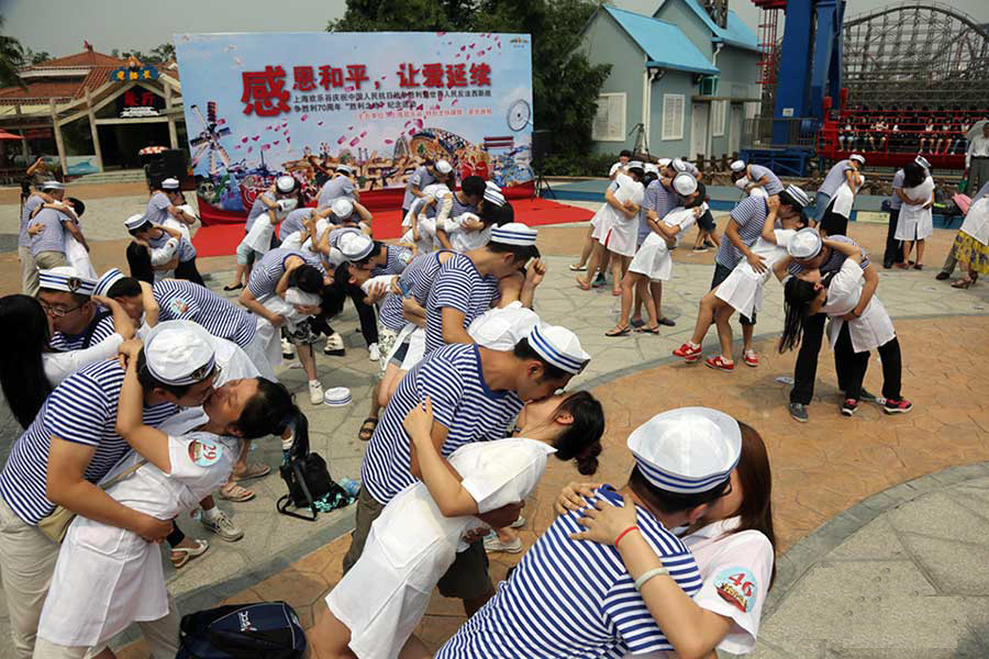 30日上午，70对沪上情侣身着海军服和护士服，相约上海欢乐谷，排成“70”字样队形，用浪漫拥吻，再现了“世纪之吻”的经典画面，用爱致敬和平，用欢乐庆祝抗战胜利70周年。