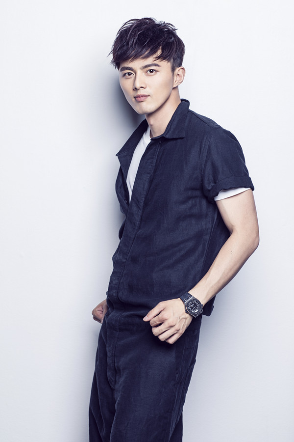 叶祖新坚毅脸庞展暖意 率性洒脱颇具动感