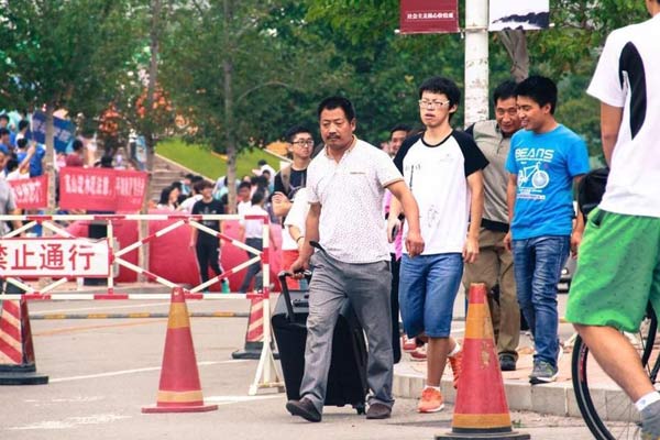 大一新生报到 家长不远千里辛苦送学