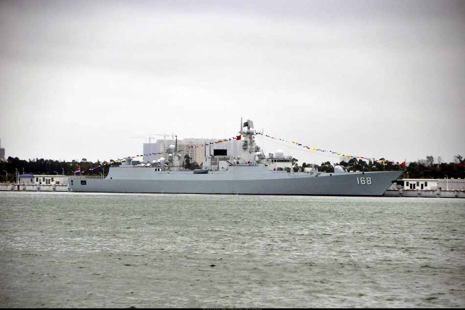 解放军新服役半潜船体型巨大