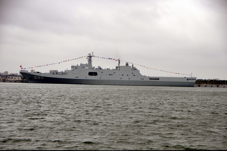 解放军新服役半潜船体型巨大