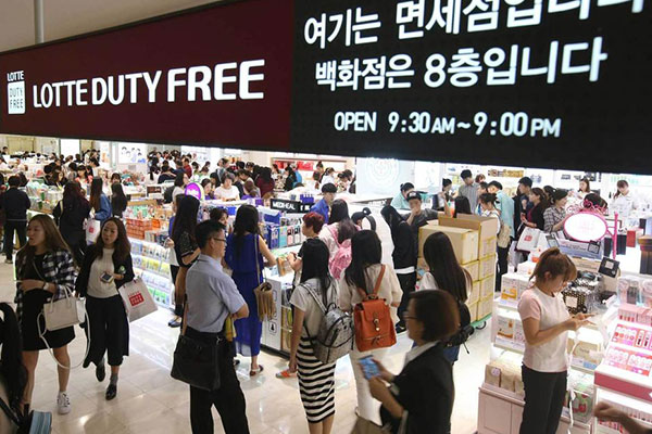 中国游客长假期间挤爆韩国免税店图片