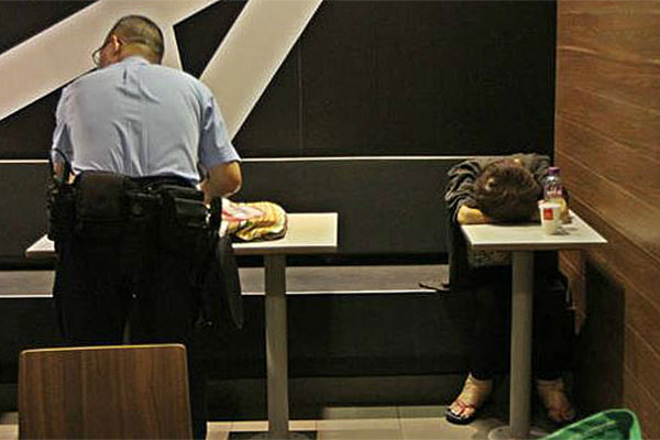 香港女子在麦当劳猝死 邻桌男子淡定吃饭图片