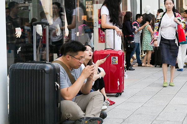 中国游客挤爆东京购物街 男士沦为看包客图片
