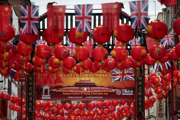伦敦唐人街挂起中国国旗和红灯笼欢迎习近平到访