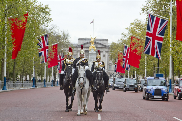 白金汉宫门前挂满中英国旗 皇家骑兵团巡逻迎习主席