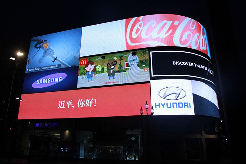 英华侨华人喜迎习近平访英 欢迎词上伦敦巨型屏幕