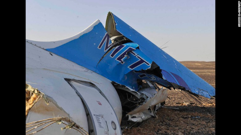 俄罗斯客机坠毁现场:残骸四分五裂