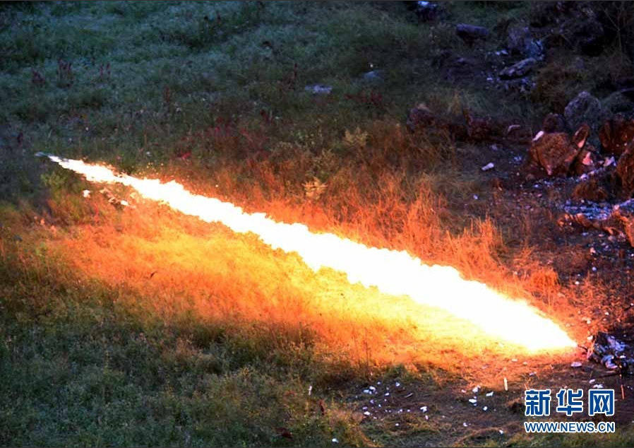 中越边境云南段大扫雷 喷火枪"纵火毁雷"