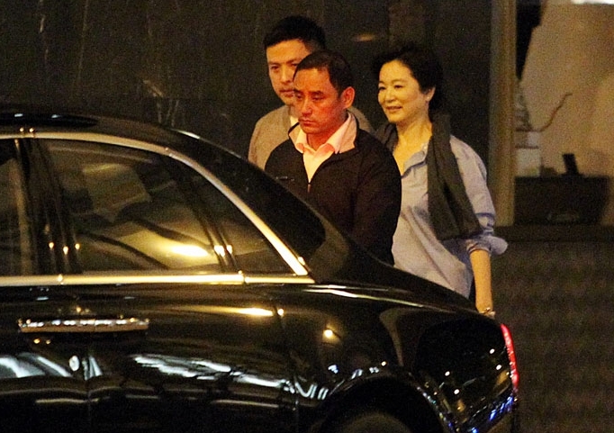 林青霞聚会气色好 与男友人十指紧扣上街