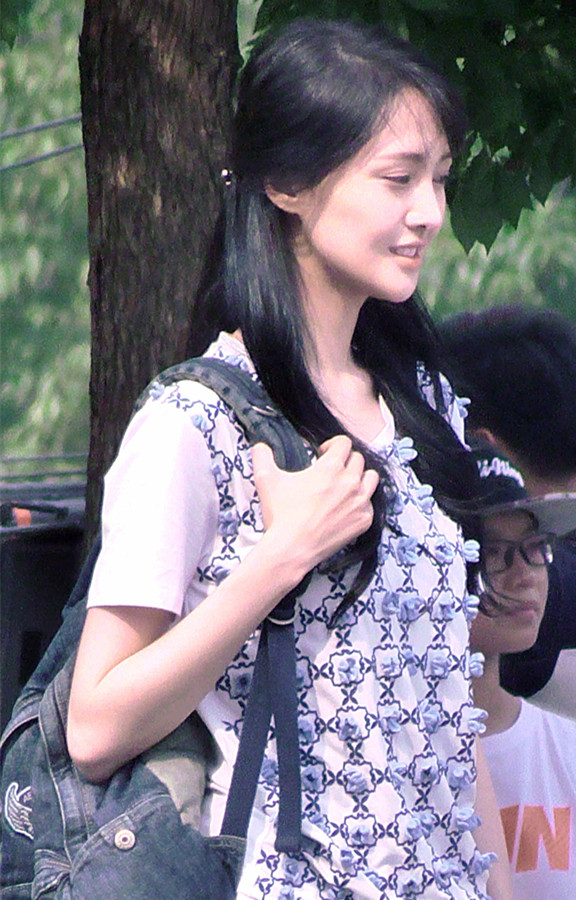 郑爽消瘦锥子脸明显 穿裙子纯如国民初恋