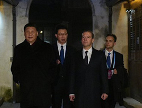 习近平与梅德韦杰夫沿乌镇散步