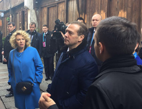 梅德韦杰夫在乌镇西栅景区参观沿街店铺