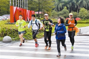 深圳“跑男” 跑步650公里回家过年