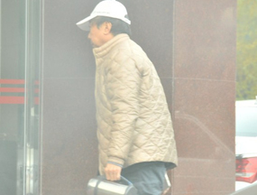 央视春晚节目审查 冯巩拎水壶现身