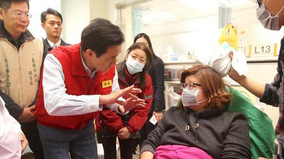 马英九探视地震伤者 称会全力救灾