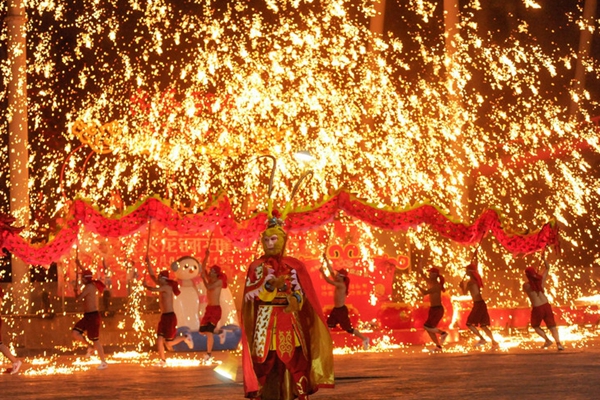 小伙儿赤膊上阵 1500摄氏度铁水洒出火龙钢花